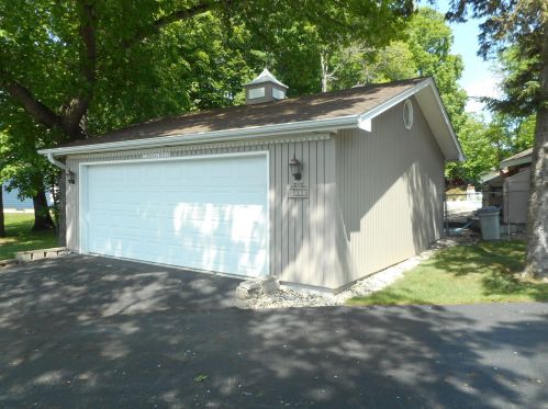 8515 Halverson Rd, Waterford, WI 53185-1128