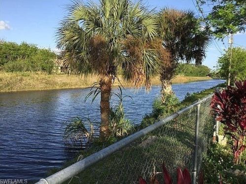 525 Jefferson Dr, Lehigh Acres, FL 33936-4903