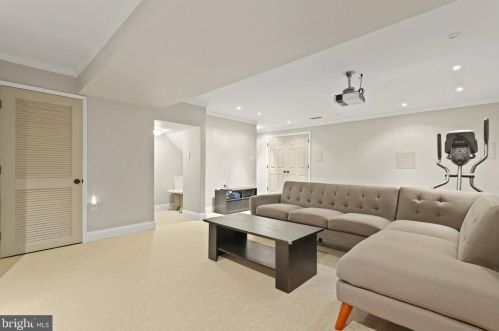 526 Beauregard Dr, Leesburg VA 20175-8924 exterior