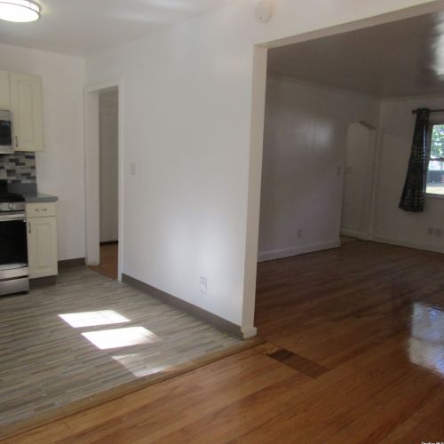 2 Oak Dr, New Hyde Park NY  11040-3315 exterior