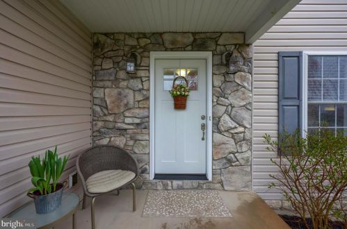 495 Burberry Ln, Mount Wolf, PA 17347-8720
