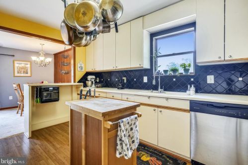 2402 Youngs Dr, Haymarket VA  20169-1532 exterior