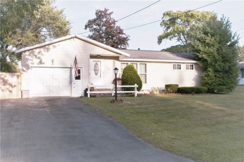 7204 Rosewood Cir, Syracuse, NY 13212-3308