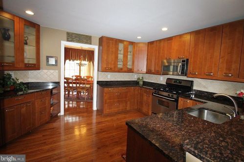1606 Lakeview Cir, Yardley PA  19067-5756 exterior