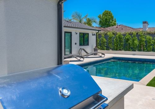 1712 Tradewinds Ln, Newport Beach CA  92660-4312 exterior