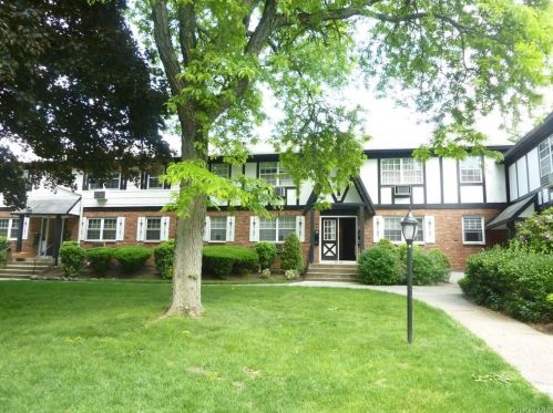 99 Parkside Dr, Airmont, NY 10901-7846
