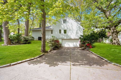 31 Shadow Ln, Great Neck, NY 11021-2599