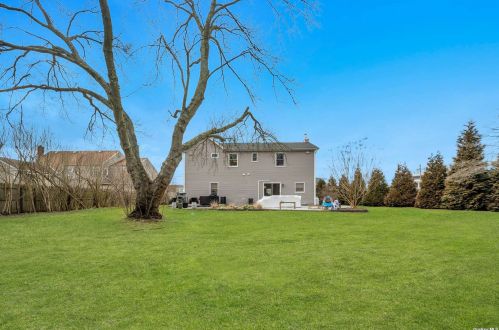 142 Reynolds Rd, West Islip NY  11795-2917 exterior