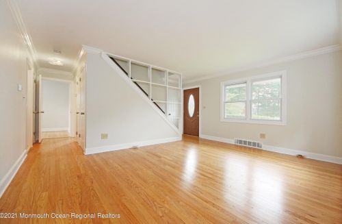 33 Hillside St, Tinton Falls, NJ 07701-5626