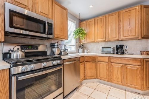 29 Croydon Dr, North Bellmore NY  11710-3054 exterior