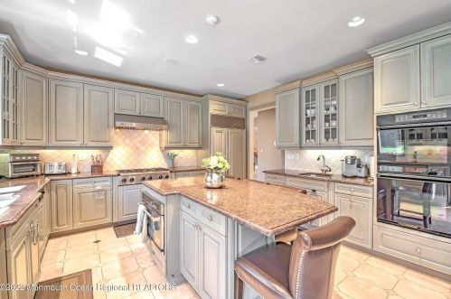 24 Dora Ln, Holmdel Village NJ  07733-1671 exterior
