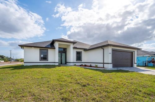 3204 28th St, Lehigh Acres, FL 33976-3912