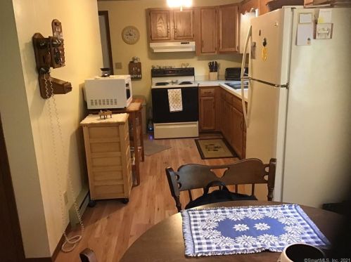 16 Salt Box Ln, Uncasville CT  06382-2084 exterior
