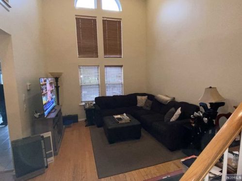 557 Adirondack Ct, Mahwah NJ  07430-2740 exterior