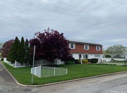 17 Richmond St, Islip Manor, NY 11751-2014