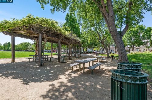 4255 Fitzwilliam St, Pleasanton CA 94568-4573 exterior