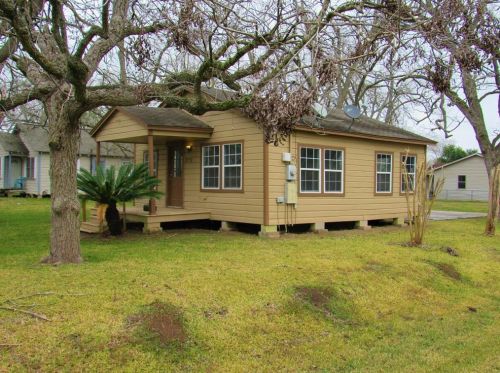2702 Fulton St, Dinsmore, TX 77488-2104
