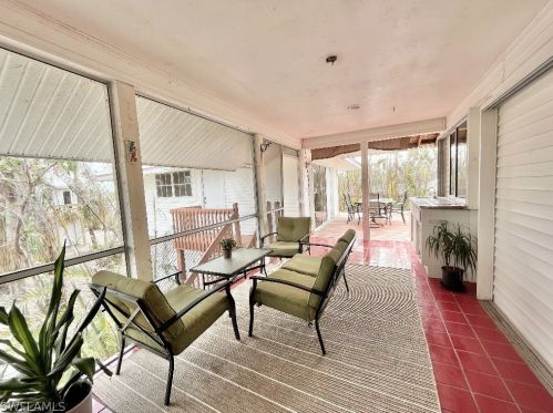 220 Palm Lk Dr, Sanibel FL 33957-5601 exterior