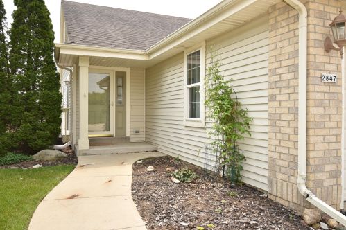 2847 Raintree Ln, Waukesha, WI 53189-6827