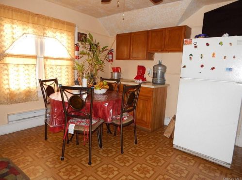 4 Knapp Ave, Middletown NY  10940-5637 exterior