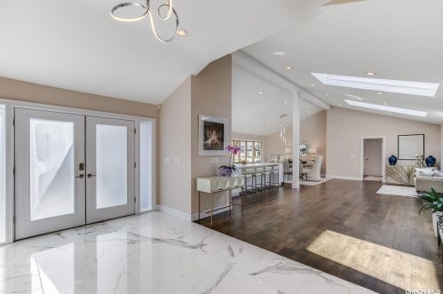 2 Blue Sea Ln, Great Neck NY  11024-1504 exterior