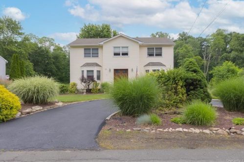 23 Suffern Ln, Garnerville, NY 10923-1310