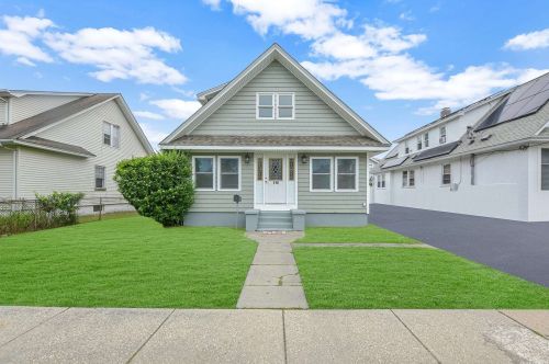 116 Clinton Ave, Bayshore, NY 11706-8605