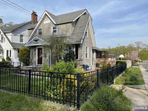 681 Chestnut Ave, Teaneck, NJ 07666-2403