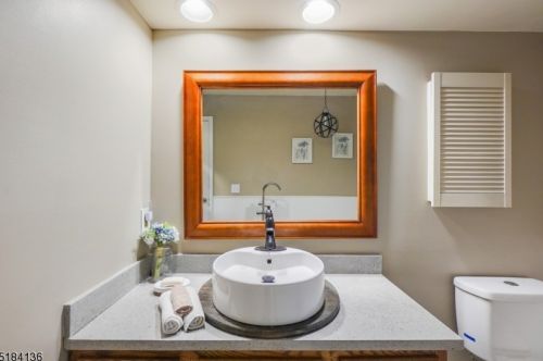 40 Augusta Dr, Annandale NJ  08801-1607 exterior