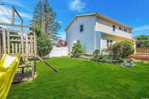 2 Maison Dr, Holbrook NY  11741-1314 exterior