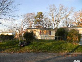 3 Elm St, Wheatley Heights, NY 11798-3209