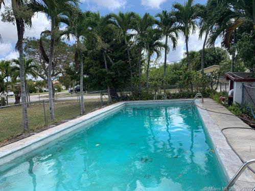 696 51st St, Hialeah, FL 33013-1628