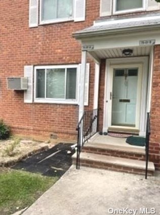 75-01 Commonwealth Blvd, Floral Park, NY 11004-4015
