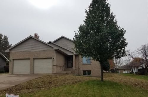 8596 Royal Oaks Dr, Centralia, IA 52068-9745