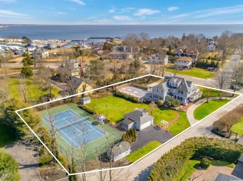 231 Middle Rd, Blue Point, NY 11715-1911
