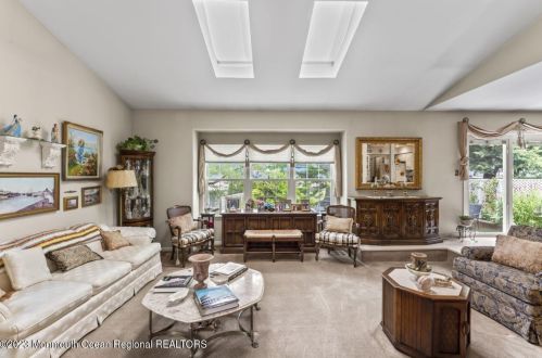 11 Oak Ln, Tinton Falls, NJ 07724-3472