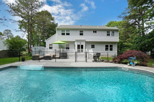 179 Natures Ln, Miller Place, NY 11764-3136