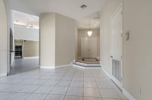 18555 42nd St, Hollywood, FL 33029-2770