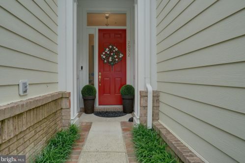 2052 Beacon Heights Dr, Herndon, VA 20191-4847