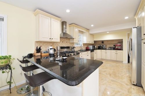 129 Hicks Ln, Great Neck NY  11024-2104 exterior