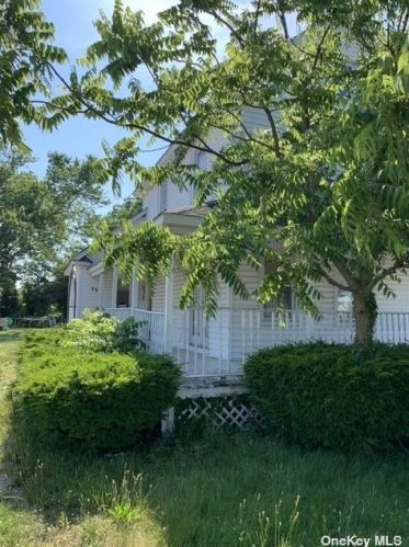 755 Great Neck Rd, Copiague, NY 11726-3836