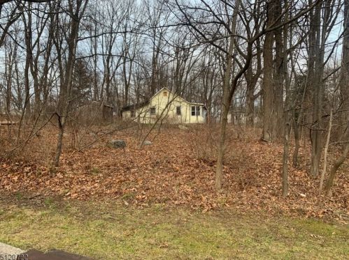 3 Deerfield Rd, Sparta, NJ 07871-3810