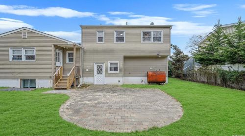 11 Blossom Ave, Holtsville NY  11742-1704 exterior