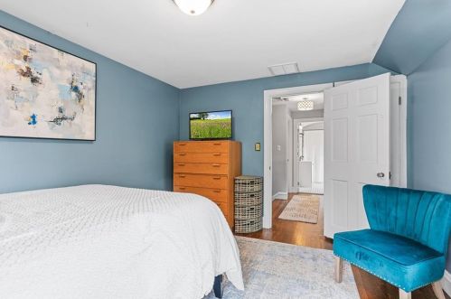 42 Pelham Pkwy, North Providence RI  02911-2915 exterior