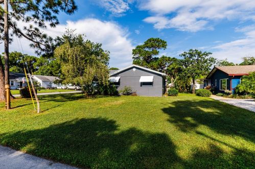 5933 15th Ave, Saint Petersburg FL  33707-3305 exterior
