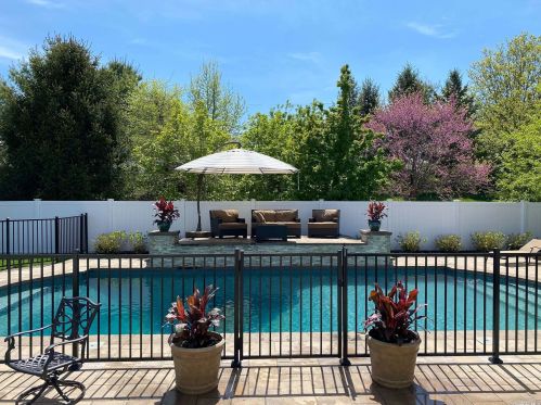 19 Pinehurst Dr, Mount Sinai NY  11766-3421 exterior