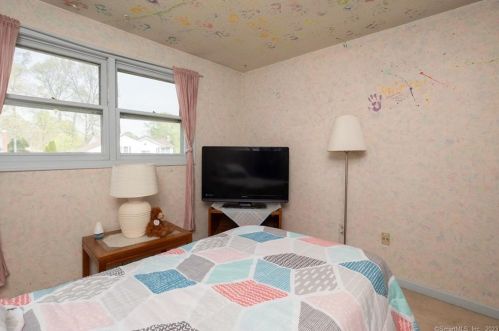 38 Pieper Dr, Wallingford CT  06492-2016 exterior