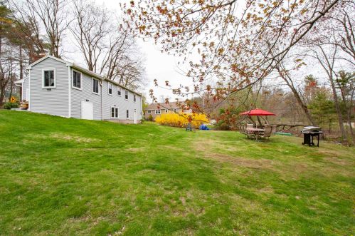 132 Haverhill Rd, Salem NH  03079-1243 exterior