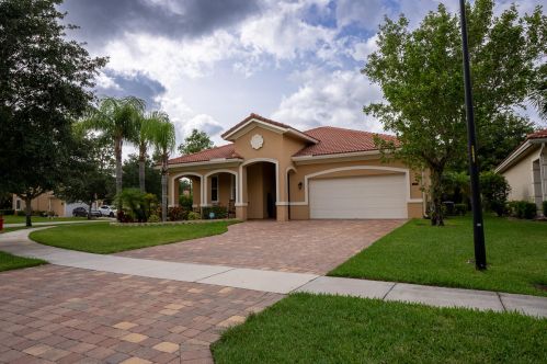 6820 Osage Cir, West Palm Beach, FL 33413-3485