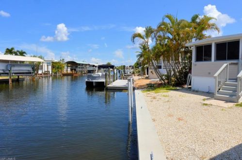 30 Emily Ln, Fort Myers Beach FL  33931-2933 exterior